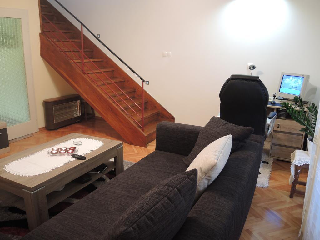 Apartment In Centre For 7